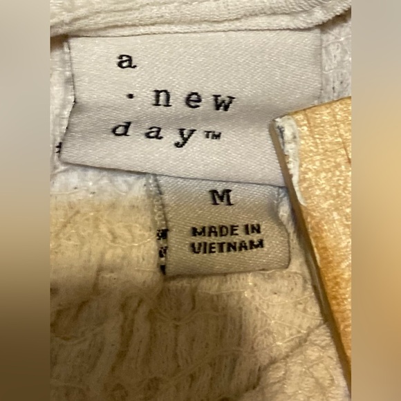 Ladies Size Medium A New Day VNeck Tank Top - Picture 4 of 12